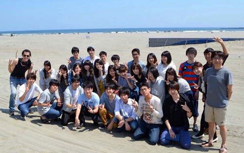波崎海水浴場にて記念撮影（2015年夏合宿）