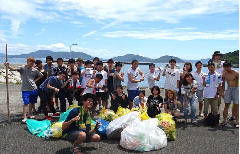 瀬戸内海の大津島での夏合宿で海岸清掃を行った後の集合写真。 清掃して分かる海洋プラスチックごみの多さ！　（2019年8月）