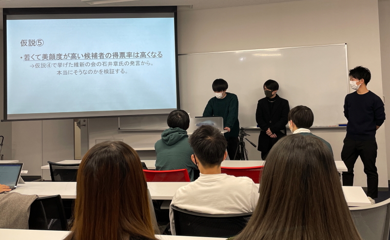 発表中の北川さん、政さん、中山さん