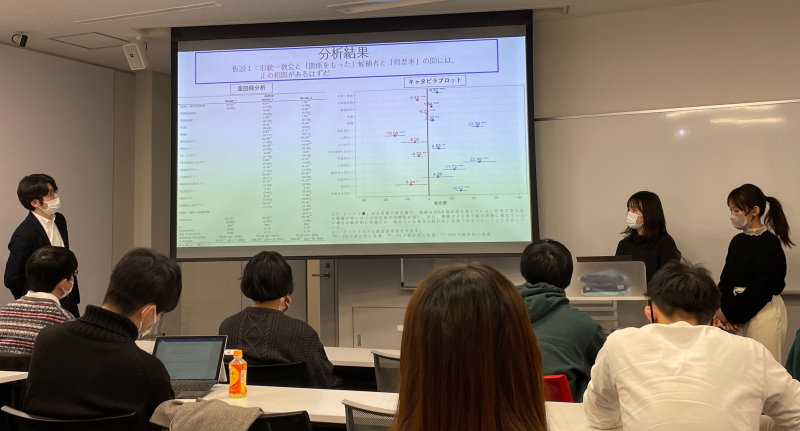 発表中の竹内さんと藤江さん