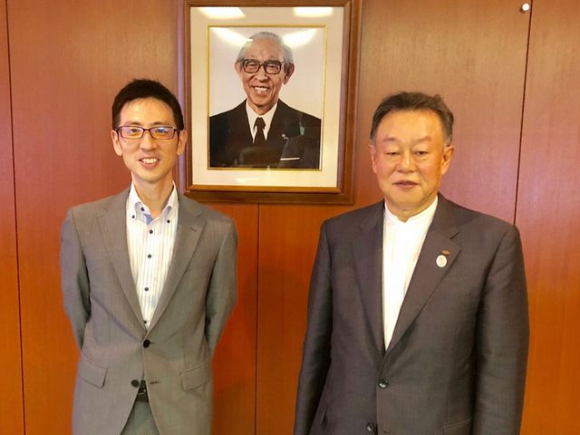 松下正幸PHP研究所会長・パナソニック副会長と宮下准教授(中央写真は松下幸之助PHP研究所創設者・松下電器(現パナソニック)創業者)