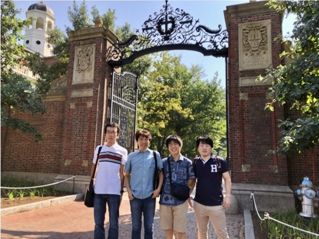 ハーバード大学正門にて