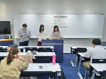 学生の発表の様子です。少々緊張気味。