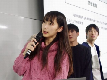 発表中の大森 祐輝さん、小川 諒子さん、佐竹 花菜さん