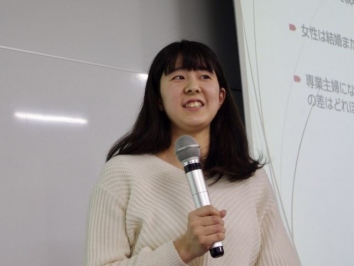 発表中の吉川有沙さん