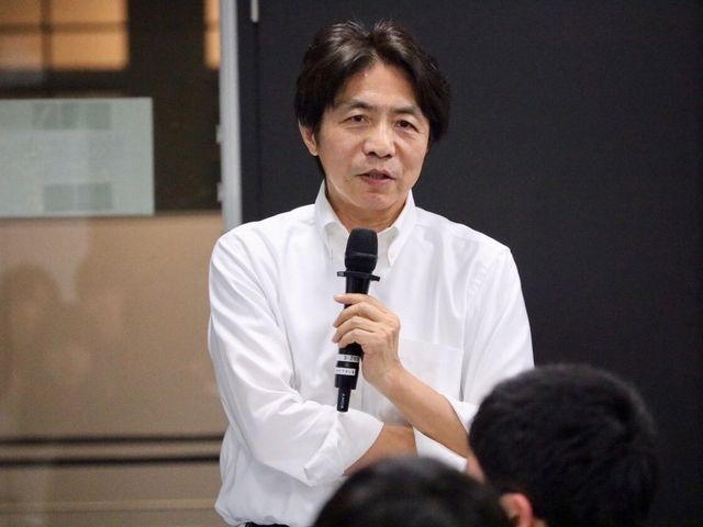 学生の論文にコメントされる浅野先生