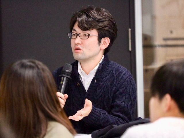 学生の論文にコメントされる遠藤先生