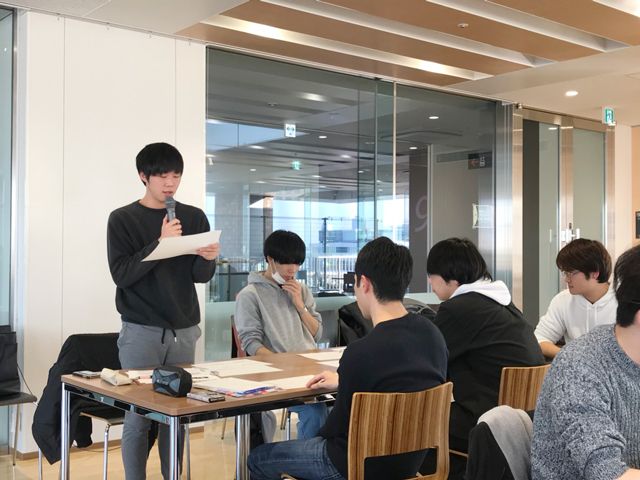 第1グループ 「AI,深層学習,機械学習」についてのグループ発表E館ラウンジ