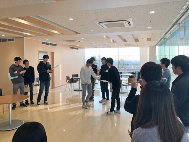 先輩から後輩へ一言 後輩から先輩へ感謝をこめてE館ラウンジ