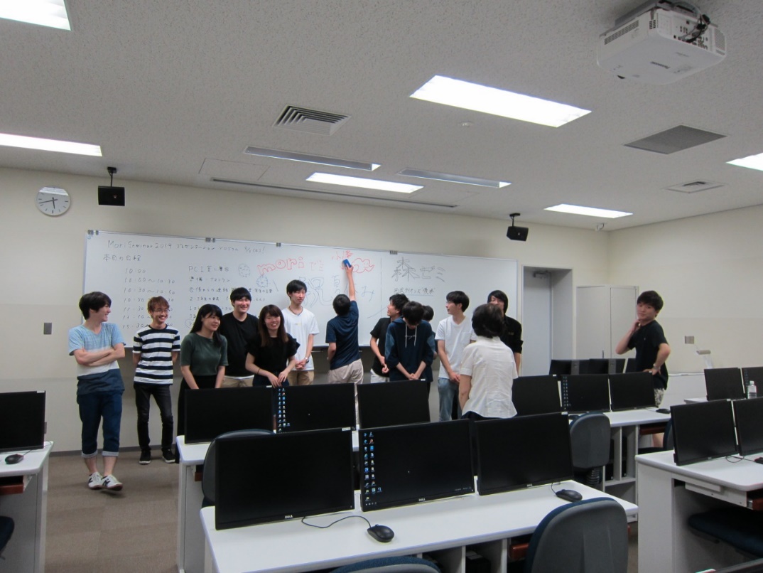 2019年8月3日、皆とここに一緒にいた証をホワイトボードと写真に残す