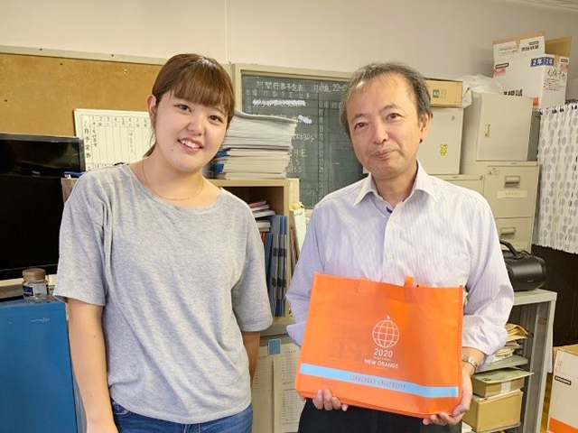 「母校・長野県上田東高校の恩師と記念撮影」
