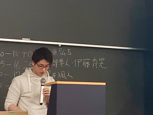 発表中の堀井颯人さん