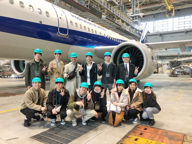 機体の前での集合写真